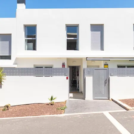 White Medano Apartment. New With Fast Wifi Сasa de vacaciones