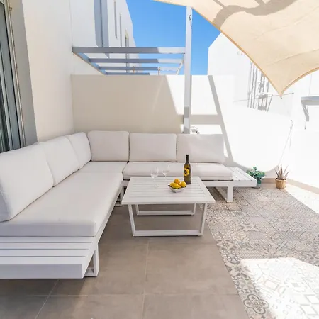 White Medano Apartment. New With Fast Wifi *