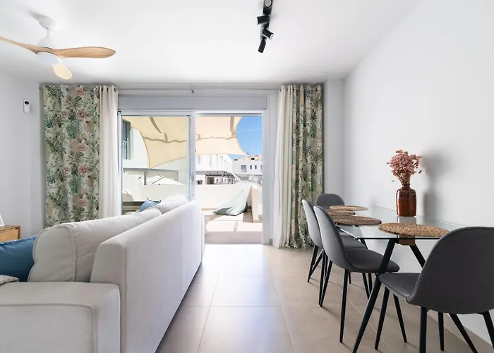 White Medano Apartment. New With Fast Wifi * El Médano