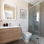 White Medano Apartment. New With Fast Wifi * エル・メダノ