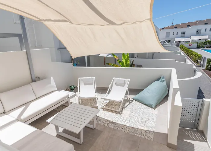 White Medano Apartment. New With Fast Wifi Casa de Férias