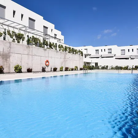 White Medano Apartment. New With Fast Wifi בית נופש