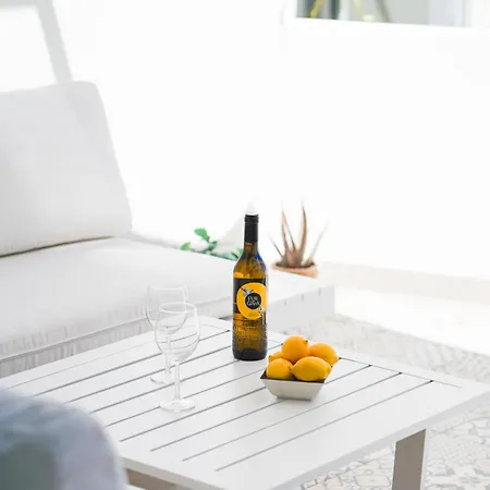 White Medano Apartment. New With Fast Wifi בית נופש *