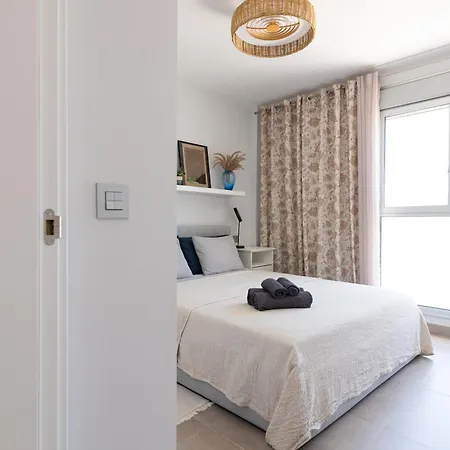 White Medano Apartment. New With Fast Wifi אל מדאנו