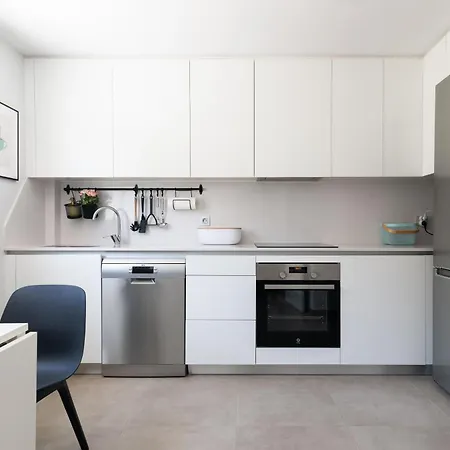 White Medano Apartment. New With Fast Wifi בית נופש *