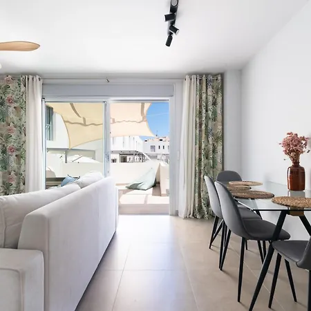 White Medano Apartment. New With Fast Wifi * אל מדאנו