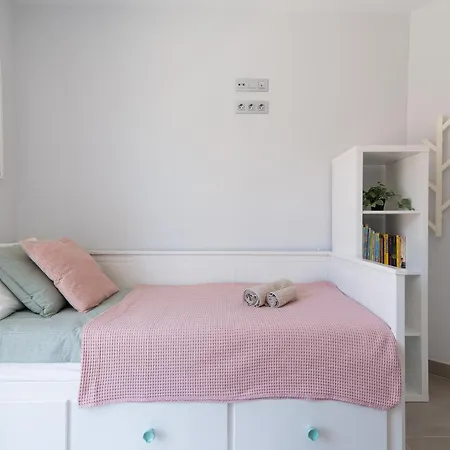 White Medano Apartment. New With Fast Wifi בית נופש