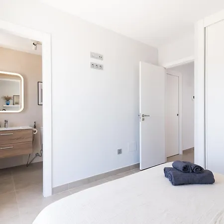 בית נופש White Medano Apartment. New With Fast Wifi אל מדאנו