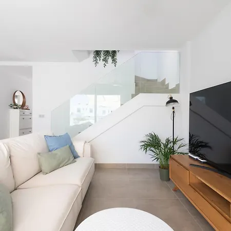 בית נופש White Medano Apartment. New With Fast Wifi